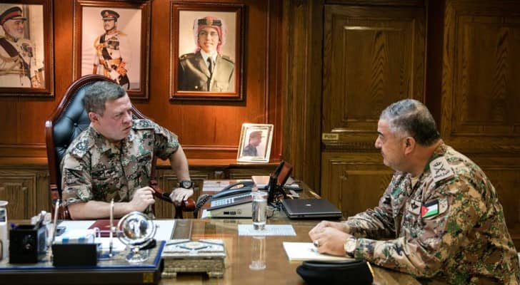 جلالة الملك عبدالله الثاني خلال زيارته القيادة العامة للقوات المسلحة الأردنية