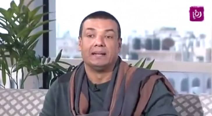 الشاعر هشام الجخ اثناء استضافته في برنامج حلوة يا دنيا على قناة رؤيا