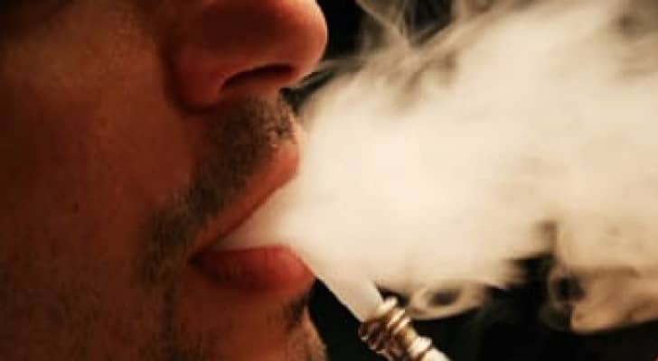 المقاهي خالفت التعليمات بتقديم الاراجيل