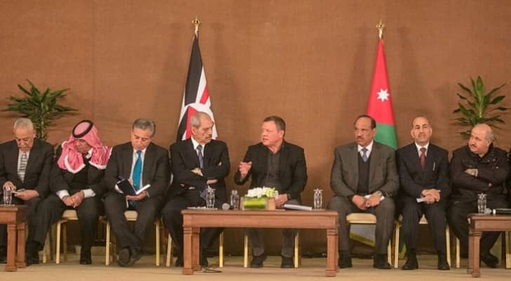 الملك عبدالله خلال حديثه مع وجهاء عشائر عجلون