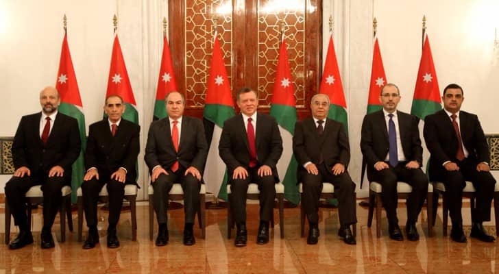 الوزراء الجدد يتوسطهم جلالة الملك ورئيس الوزراء