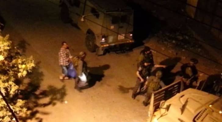 قوات الاحتلال تعتقل فلسطينيين