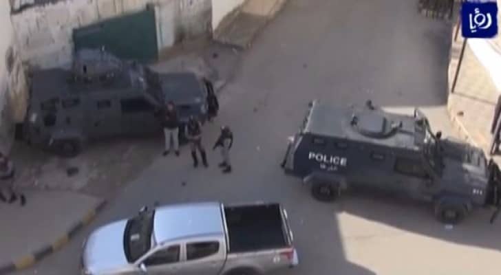 الأجهزة الأمنية في مكان الجريمة