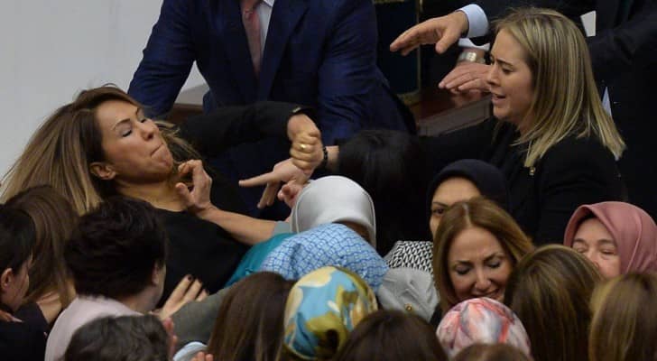 محاولة لتهدئة المشاجرة بين نائبات البرلمان التركى