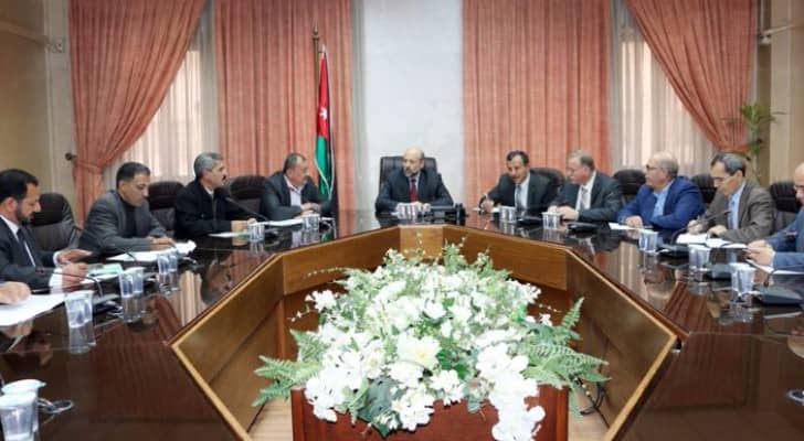 وزير التربية والتعليم الدكتور عمر الرزاز خلال لقائه مع اعضاء من نقابة المعلمين 