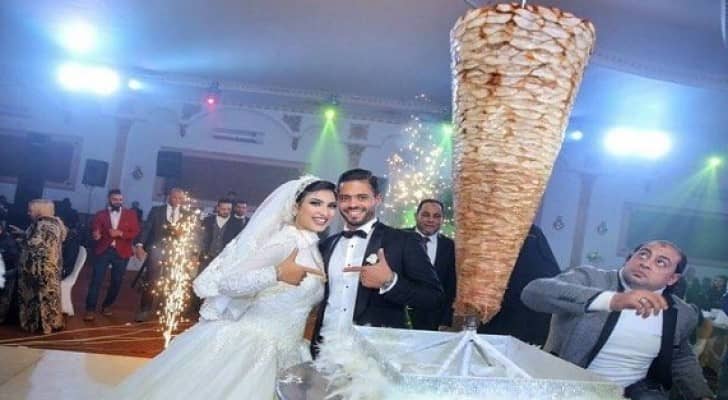 عروسان مصريان يستبدلان "تورتة" الزفاف بسيخ شاورما