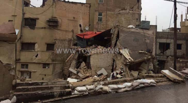 انهيار جزئي بعمارة بمنطقة الجوفة بسبب السيول 