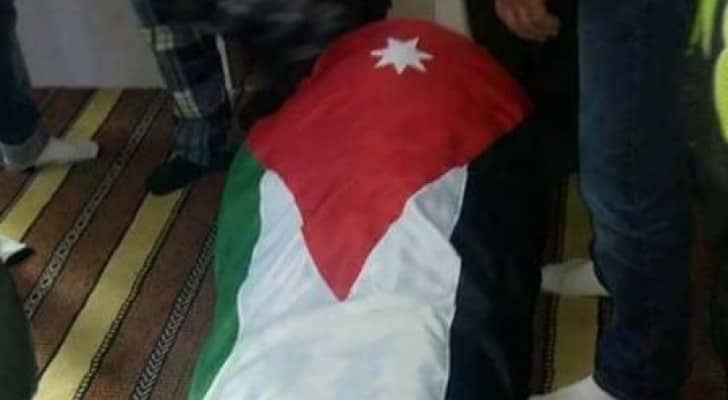 جثمان الشهيد الصقرات قبل أن يوارى الثرى 