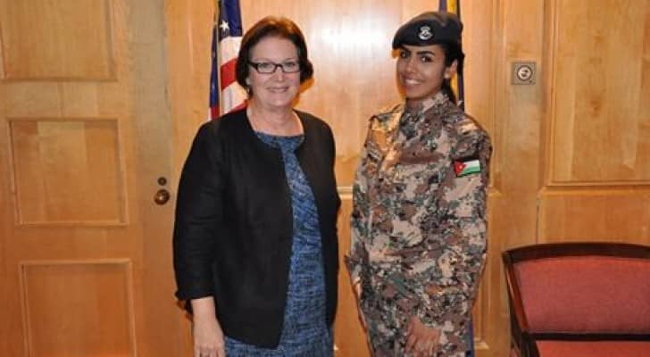 الصوراني الى جانب المستشارة الادارية في السفارة الامريكية سو نيبلوك