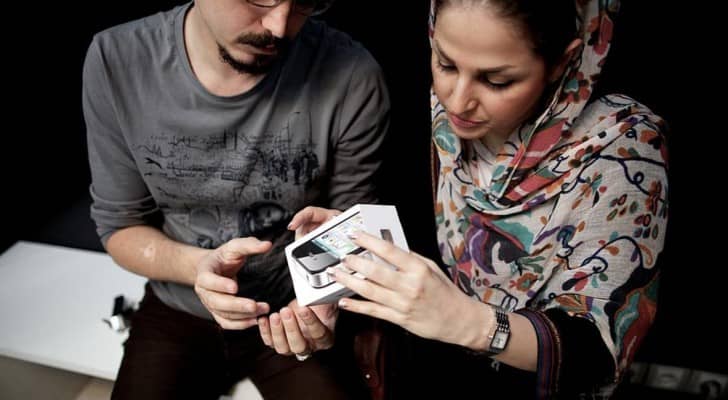 يتم تهريب نحو 100 ألف هاتف آيفون إلى إيران شهريا