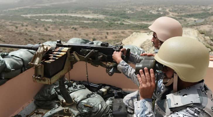 جنديان سعوديان في نقطة حدودية مع اليمن.