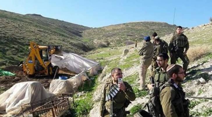 جرافات الاحتلال تهدم بركسات في الاغوار الشمالية 