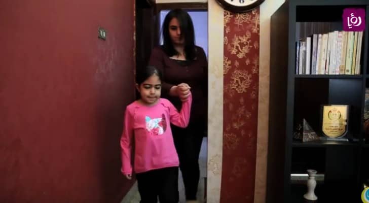 الطفلة تولين مع والدتها