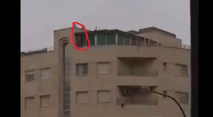 السيدة حاولت إلقاء نفسها من أعلى بناية 