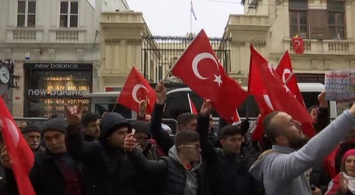 اعادة رفع علم هولندا على مبنى القنصلية بإسطنبول