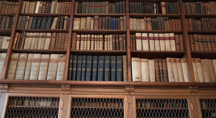 داخل مكتبة في إنجلترا - أرشيفية