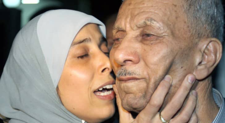 أحلام التميمي تحتضن والدها بعد سنوات الأسر في سجون الاحتلال 