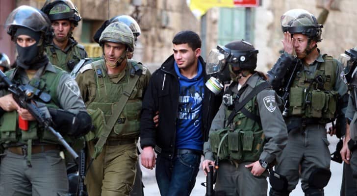 عناصر من شرطة الاحتلال الاسرائيلي يعتقلون شابا فلسطينيا 