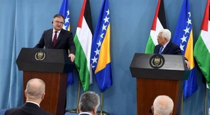 اثناء المؤتمر الصحافي