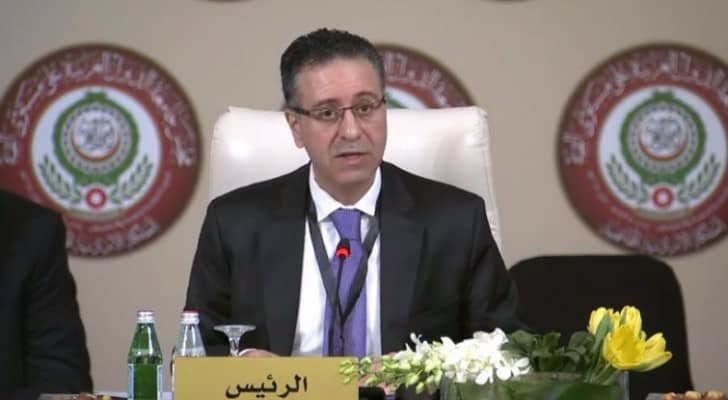 وزير الصناعة والتجاة خلال القاء كلمته بالقمة العربية