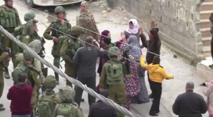 . نساء فلسطينيات ينتزعن طفلا من الاحتلال قبل اعتقاله
