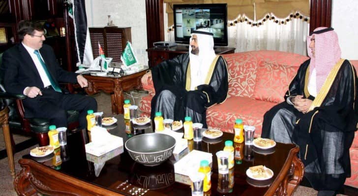 وزير الصحة خلال استضافته نظيره السعودي في مكتبه 
