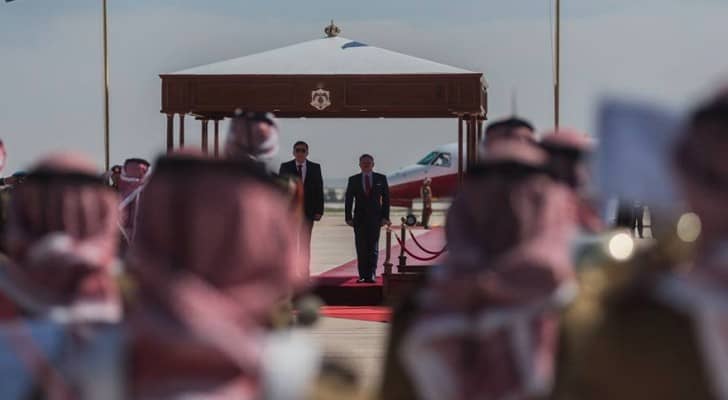 الملك خلال استقبال الزعماء والقادة العرب المشاركين في قمة عمان