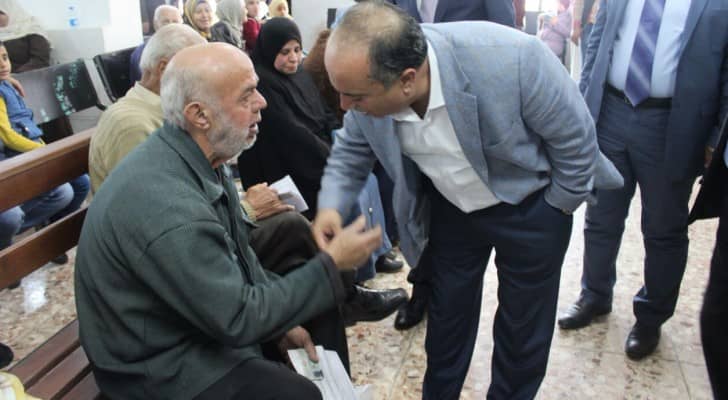 الشهوان خلال زيارته لمكتب احوال وجوازات ماركا