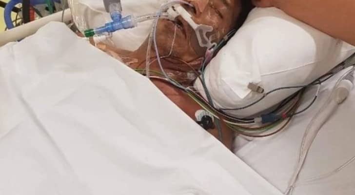 شقيقة المريض تقول إن شقيقها لا يزال باق في غرفة العناية المركزة بالمستشفى 