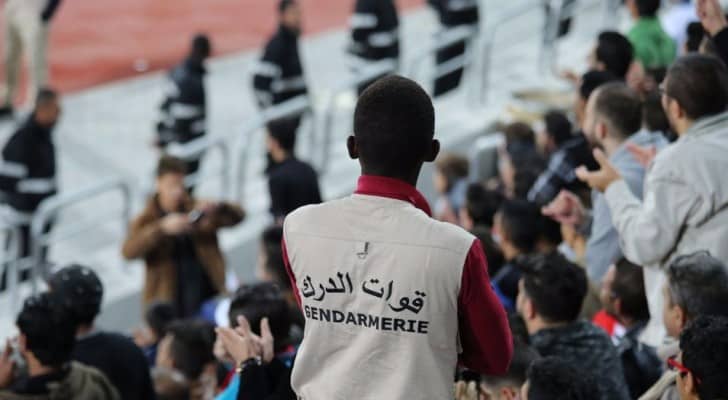 عنصر أمن من قوات الدرك بين الجماهير لضبط الأمن 