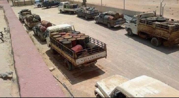 المهربون ينقلون الوقود في شاحنات صهاريج إلى دول الجوار 