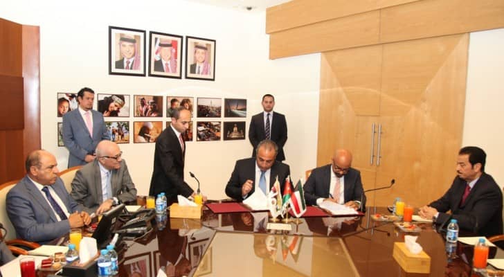 صورة خلال توقيع الاتفاقية