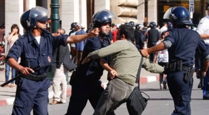أفراد من الشرطة المغربية تعتدي على أحد المتظاهرين - أرشيفية 