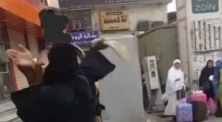 القبض على الرجل الذي أغضب السعوديين بضربه لامرأة في مكة 