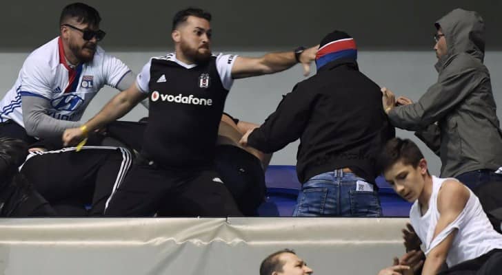 جماهير الفريق اشتبكت في المدرجات