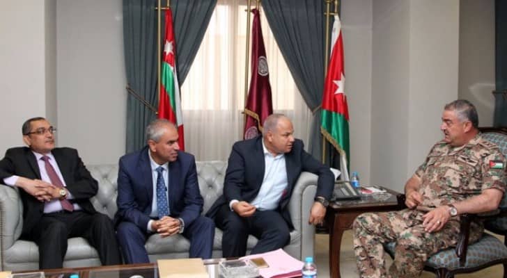 رئيس هيئة الأركان المشتركة مع عدد من أعضاء الكتلة الديمقراطية