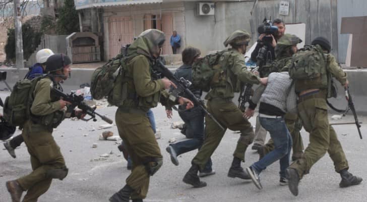 قوات الاحتلال تعتقل فلسطينيين - ارشيفية 