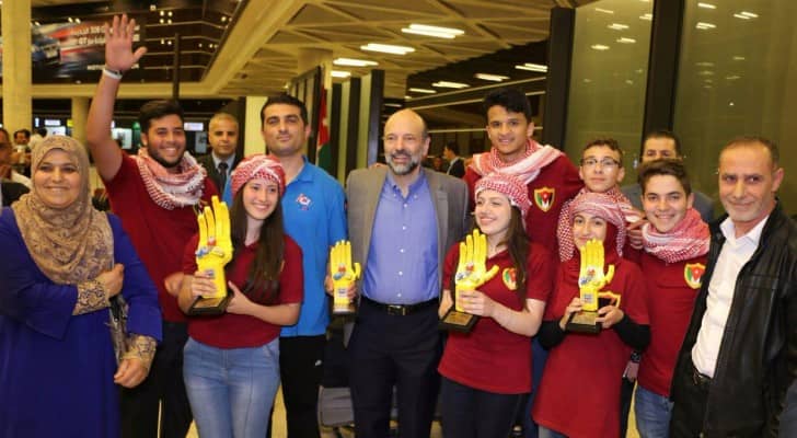 لحظة استقبال الوزير للطلبة 