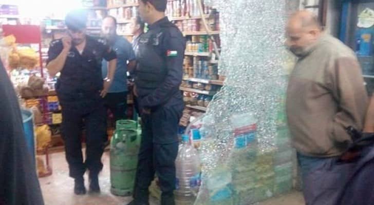 الامن يحقق بإصابة شخصين بعيار ناري في اربد.. صور 