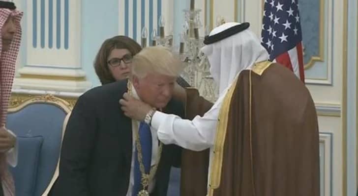 الملك سلمان يقلد ترامب بأرفع وسام سعودي