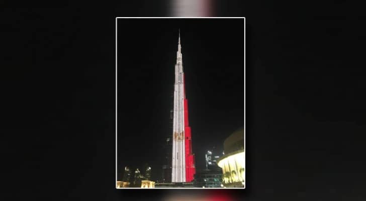 برج خليفة يضيء بألوان علم مصر  