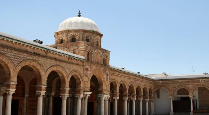 تونس تمنع الاعتكاف والتهجد في المساجد دون ترخيص!