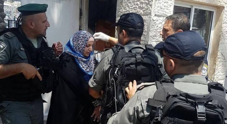 لحظة اعتقال قوات الاحتلال لسيدة فلسطينية، بزعم طعنها مستوطنا "حارس امن".