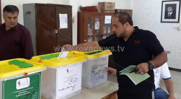 الصورة من احد مراكز الاقتراع في الزرقاء