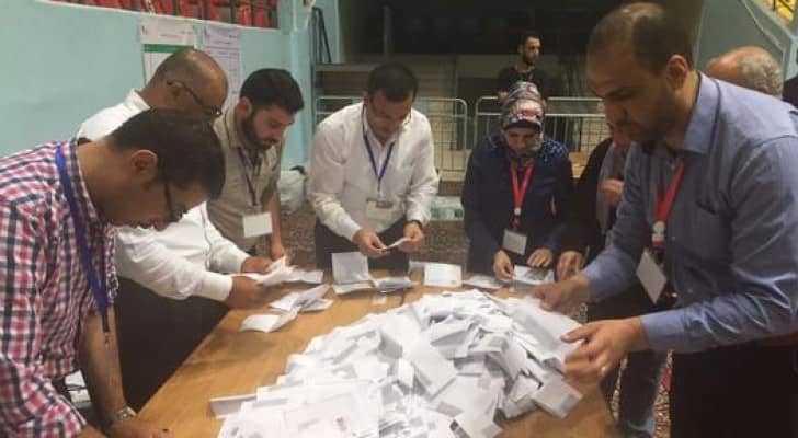 عملية فرز في احدى قاعات الاقتراع بالمملكة 