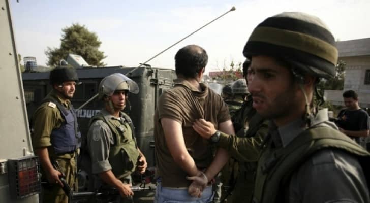 قوات الاحتلال تعتقل فلسطينيين 