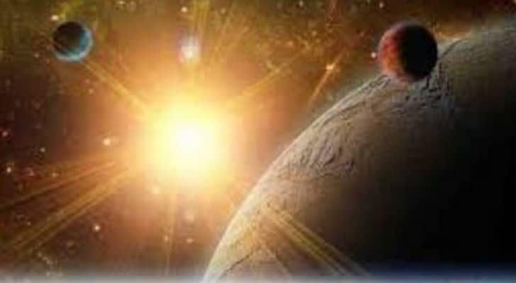 بعض الخرافات تزعم كون الأرض قريبة من القمر
