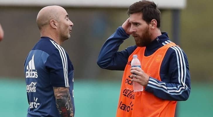 مدرب الارجنتين خورخي سامباولي مع اللاعب ليونيل ميسي- ارشيفية