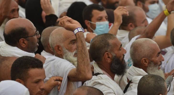 الحجاج يرمون الجمرات في ثالث أيام التشريق 