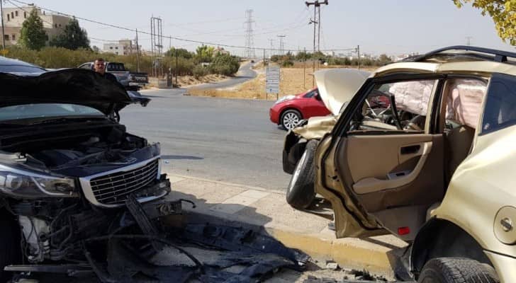 أضرار جسمية بمركبتين بحادث سير في خريبة السوق 